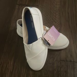 Tom’s UV women’s slip ons. NWT size 11